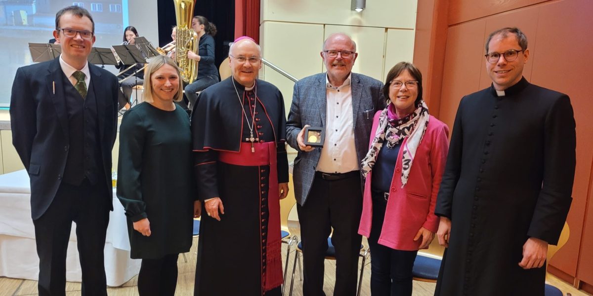 Dr. Dr. Heribert Popp mit Familie, Pfarreivertretung und Bischof Dr. Rudolf Voderholzer